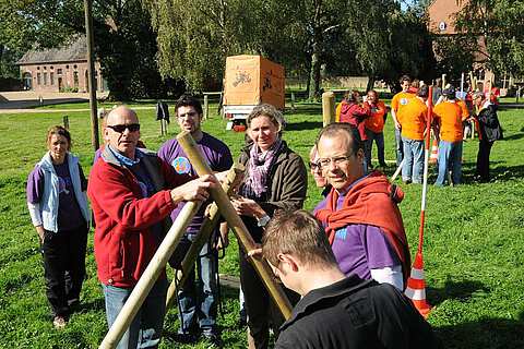 Bau einer riesigen Gummischleuder beim TeamChallenge auf Klostergut Graefenthal | mit GeccoTours-TeamEvents.com
