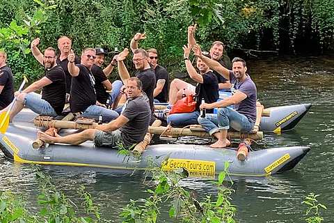 Der Junggeselle und seine Feunde paddeln auf dem selbstgebauten Floss | mit GeccoTours-TeamEvents.com