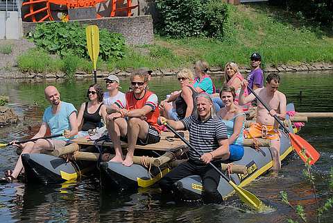 Betrtiebsausflug Flossbau und FlossfahrtMit dem Floss auf der Niers entlang gleiten | mit GeccoTours-TeamEvents.com