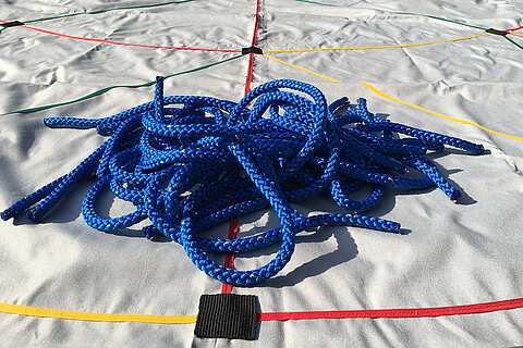 Ein Haufen Seile auf einem Tuch fuer ein Teambuilding | mit GeccoTours-TeamEvents.com